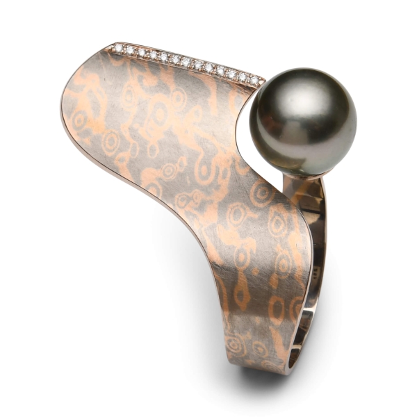 Ring "Wave" aus Palladium und Rotgold mit einer Tahitiperle